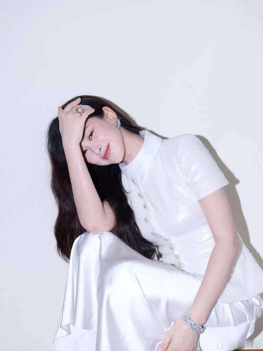 文亦娱乐朱珠红唇冷眸精致贵气 发丝飞扬明艳又灵动 