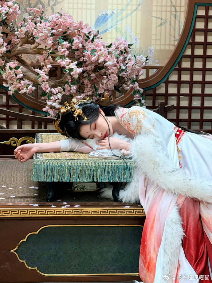 孔雪儿喂汤也这么媚孔雪儿怎么媚成这样 谁看完孔雪儿喂汤这段不心动，眼神轻轻一转就