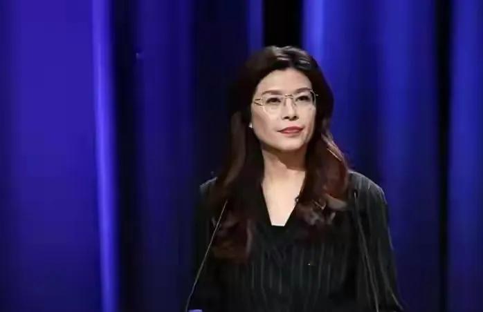 4月12日，郑丽文结束了在大陆的六天访问，刚回到台岛就成了舆论的风暴中心。她此行