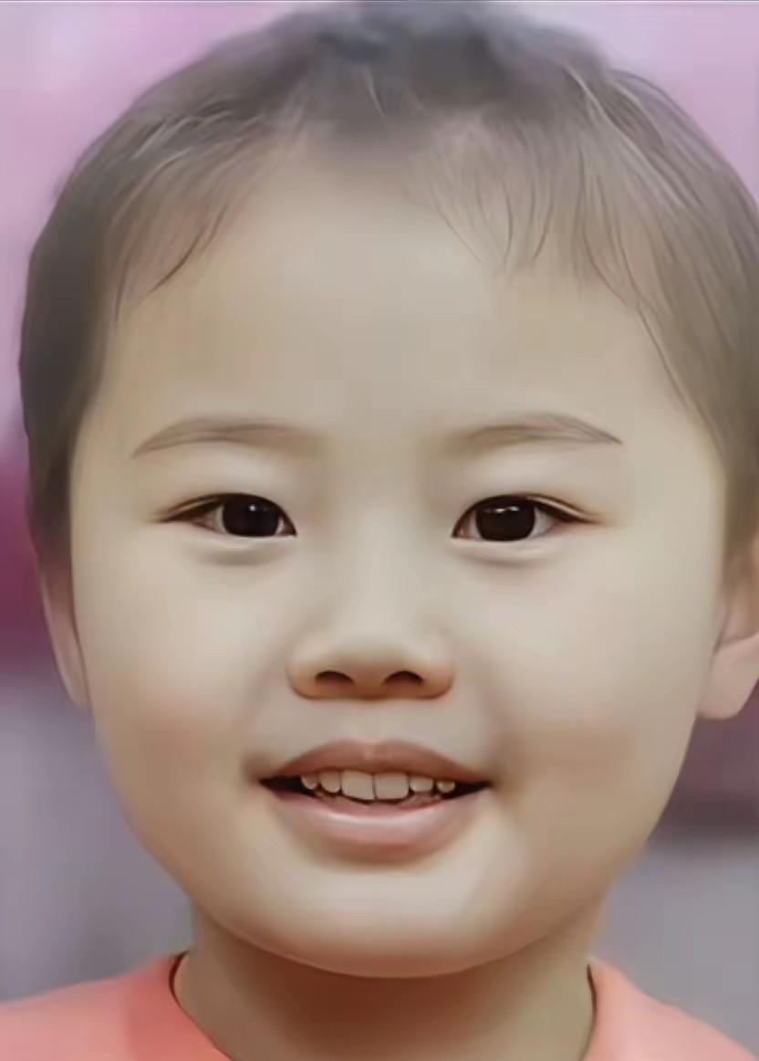 看出这是谁小时候的照片吗？小姑娘从小就那么可爱，小脸圆圆的，胖嘟嘟的，一看就是个