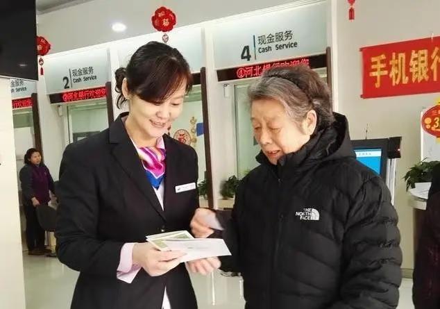 给外地亲儿子转账也要视频验证[捂脸][捂脸]
妈妈今天给南京的弟弟转账6万
银行