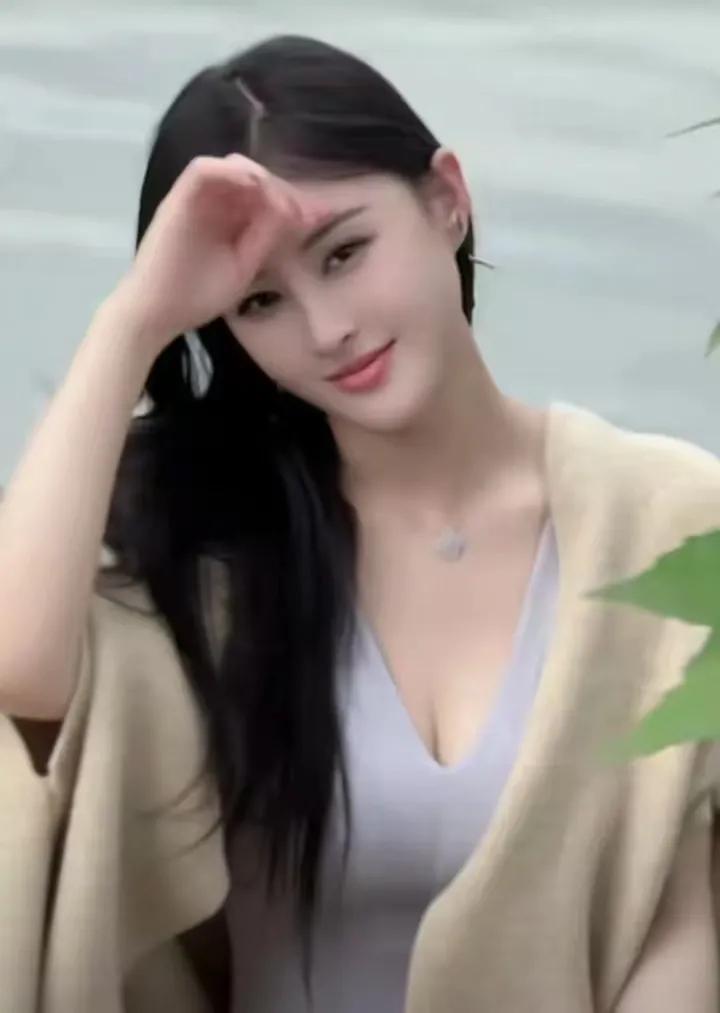 在那遥远的仙山之巅，有一位玉骨冰肌、貌若仙子的女子，她身着白衣，飘动间仿佛天地间