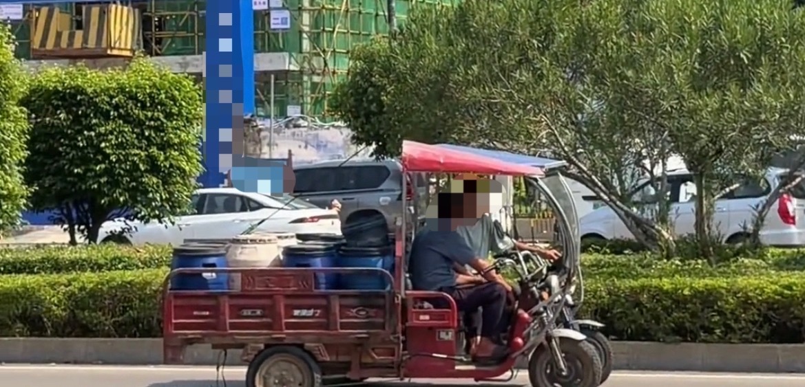 9月10日，网友爆料：贵港平南两名骑三轮车男子停在路中间聊天。这是有什么非常重要