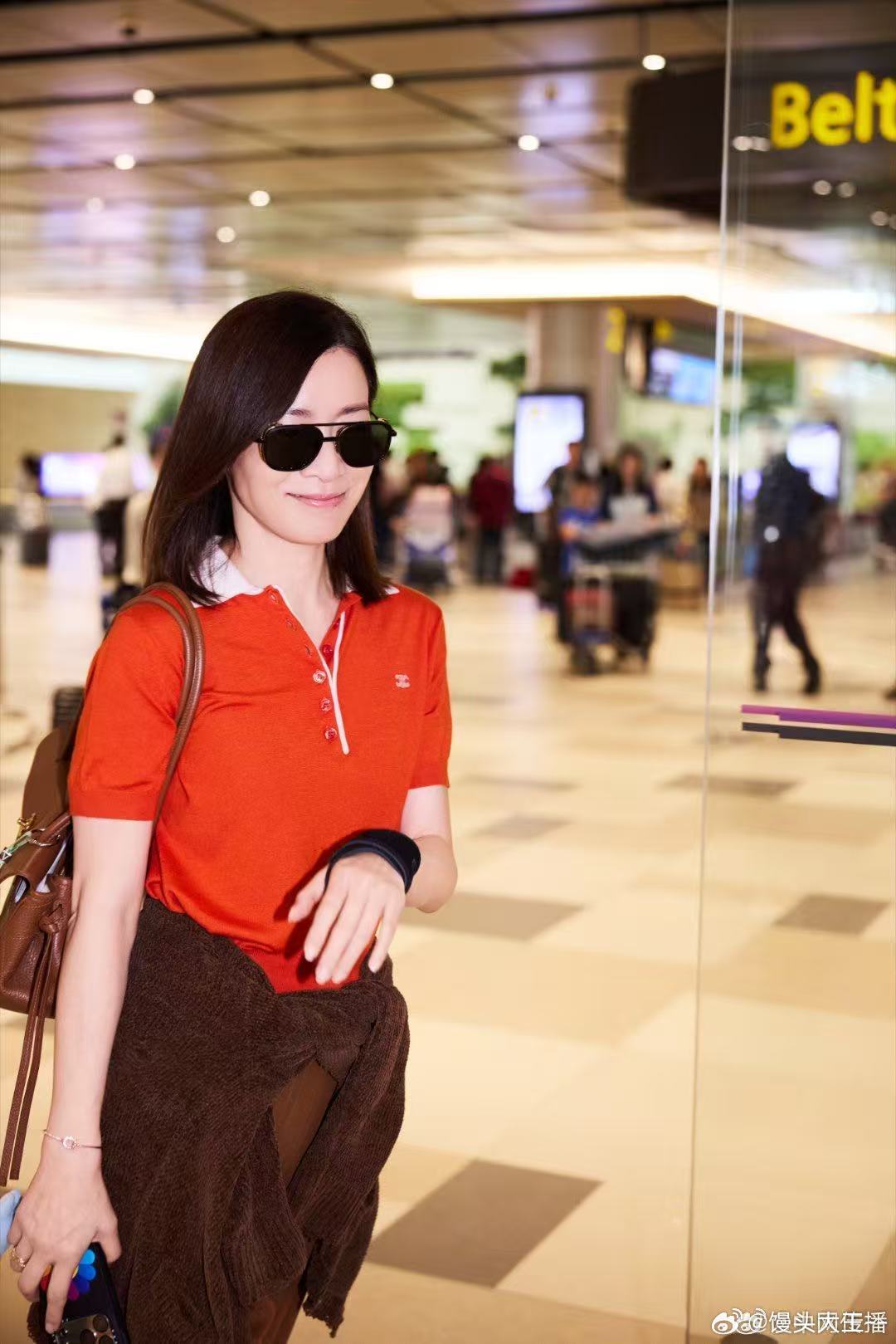 新加坡偶遇佘诗曼 被新加坡偶遇佘诗曼的画面狠狠戳到，她对路人阿婆都格外有耐心，合