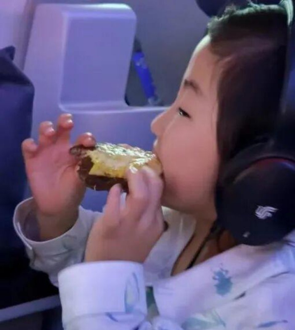 朱珠一家三口晒幸福瞬间为女儿庆祝5岁生日！刘亦菲妈妈在咖啡厅被偶遇，优雅气质一点