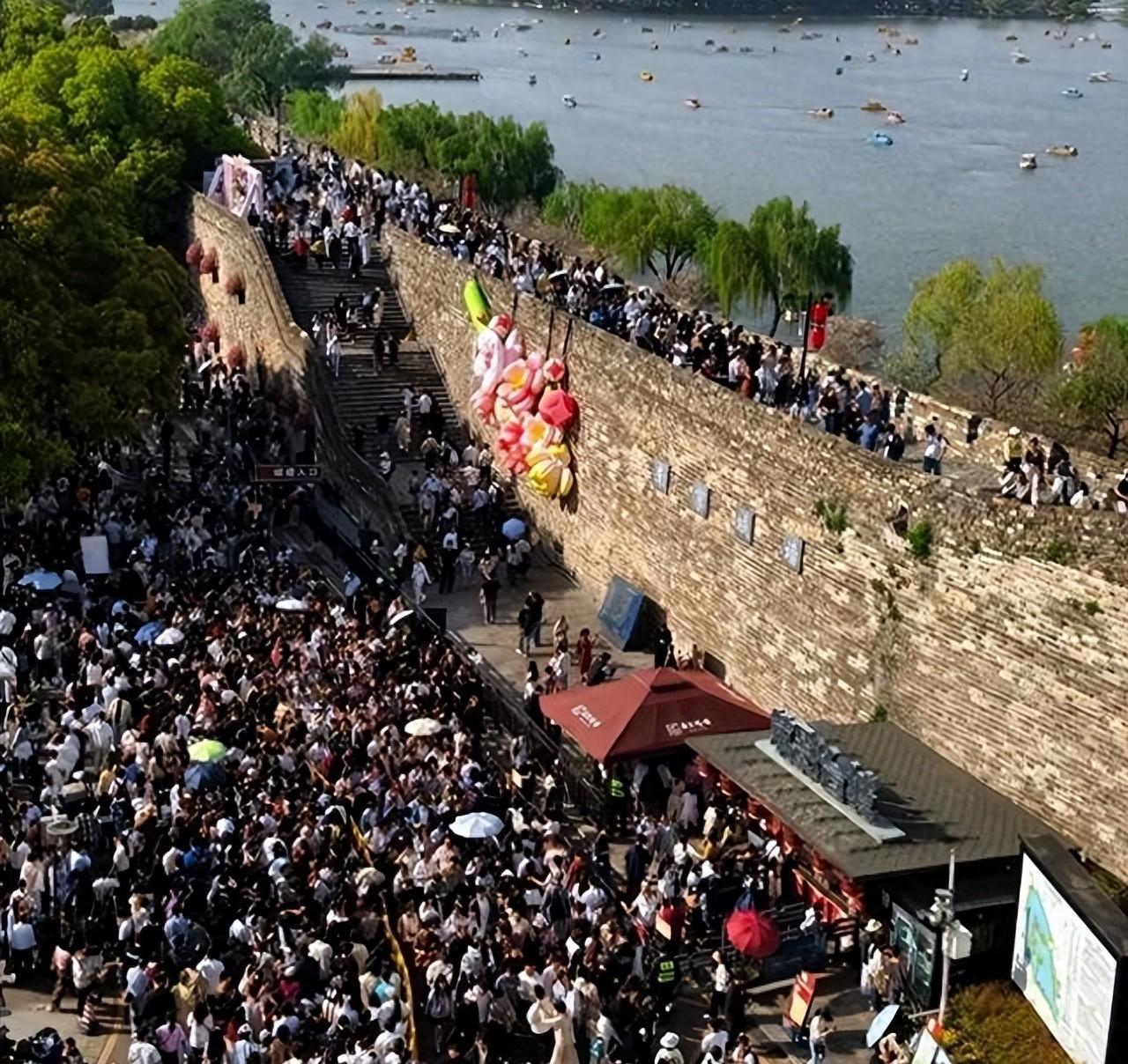 一动不动——2026年五一，这话一点不夸张。

交通运输部刚出的数：15.25亿