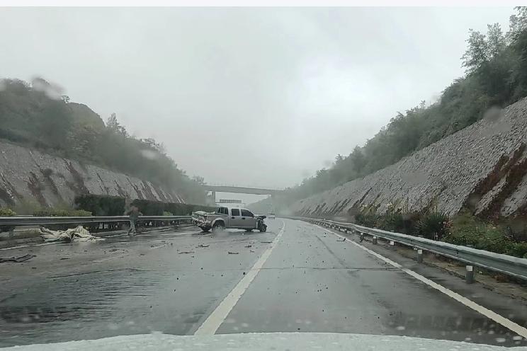 今早不到七点从山西潞城服务区上高速，一直开到晚上六点多才到陕西宁陕服务区。没想到