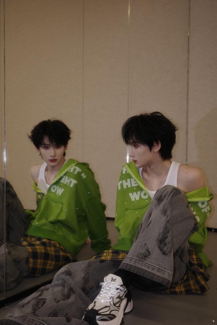 余宇涵顶级魅魔余宇涵香肩微露going味余宇涵顶级魅魔，余宇涵香肩微露going