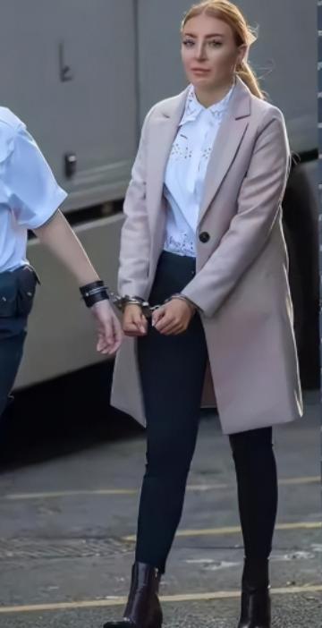 英国伦敦，一个比较奔放的女狱警，在值班时钻进囚犯牢房，跟盗窃犯发生关系，还被另一
