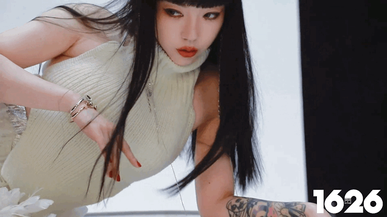 吴莫愁换了万年不变铁刘海 吴莫愁这波发型改造太惊艳，没了铁刘海，粉发造型直接开挂