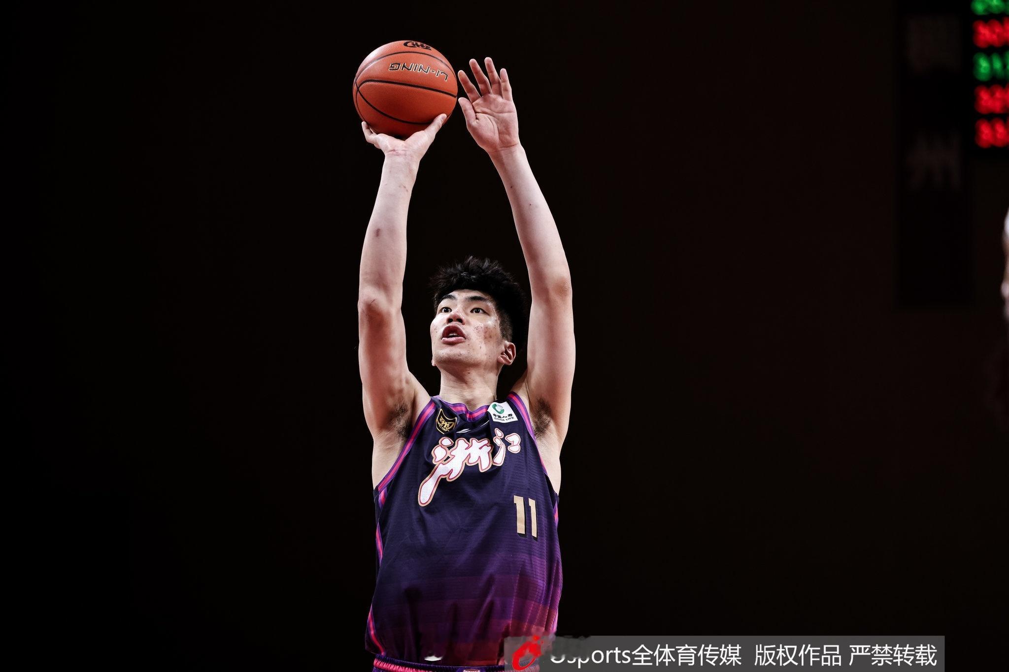 支持追梦都是假的，需要的时候你就得回来！余嘉豪下赛季重返CBA，继续身穿浙江稠州