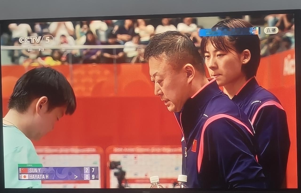 陈熠乖乖女，马琳指导在给孙颖莎说话，陈熠在一边乖乖的听着！
这其实是很难得的学习