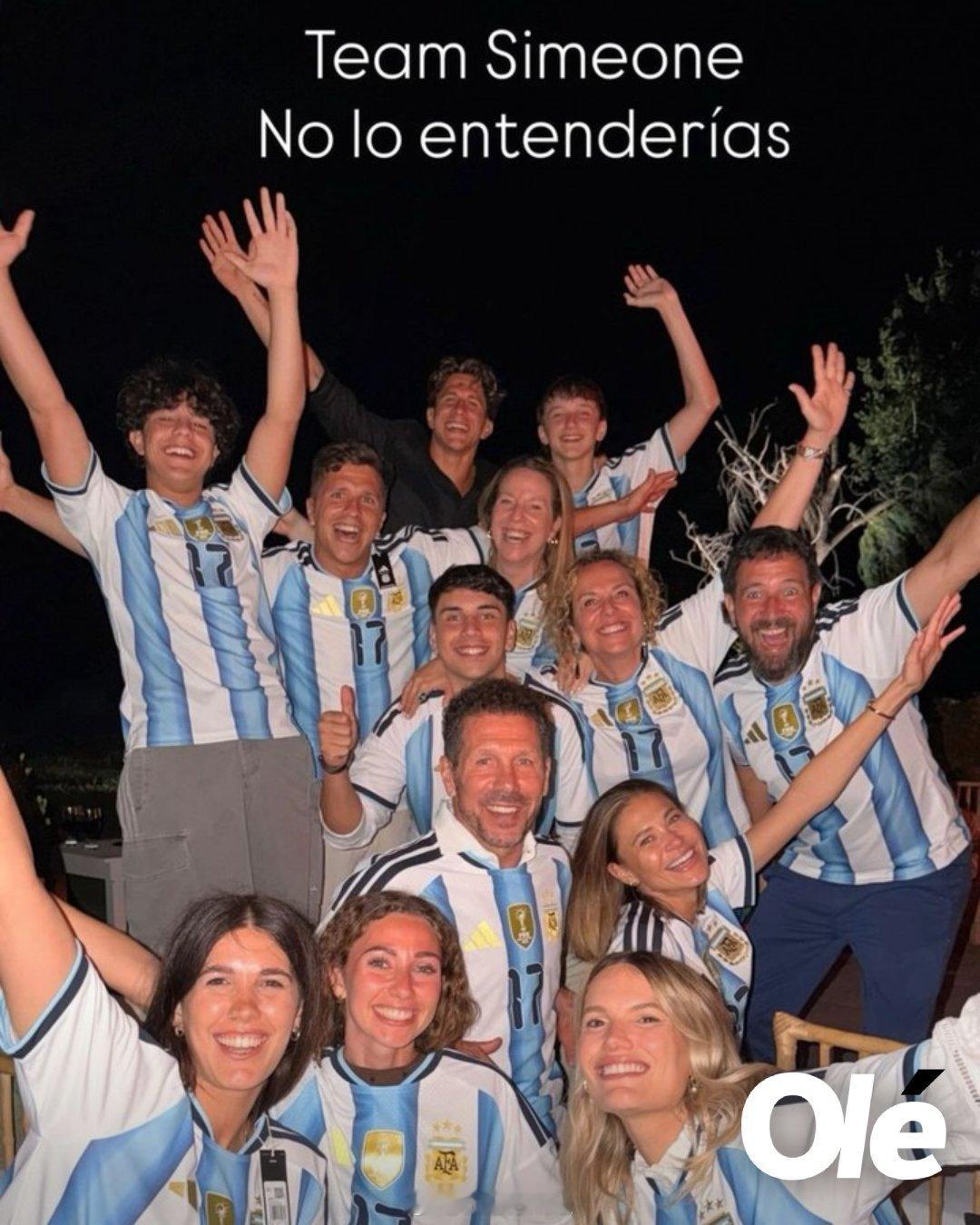 西蒙尼团队🇦🇷🎅🥂 身穿2026年世界杯国家队球衣，西蒙尼一家在卢汉度过