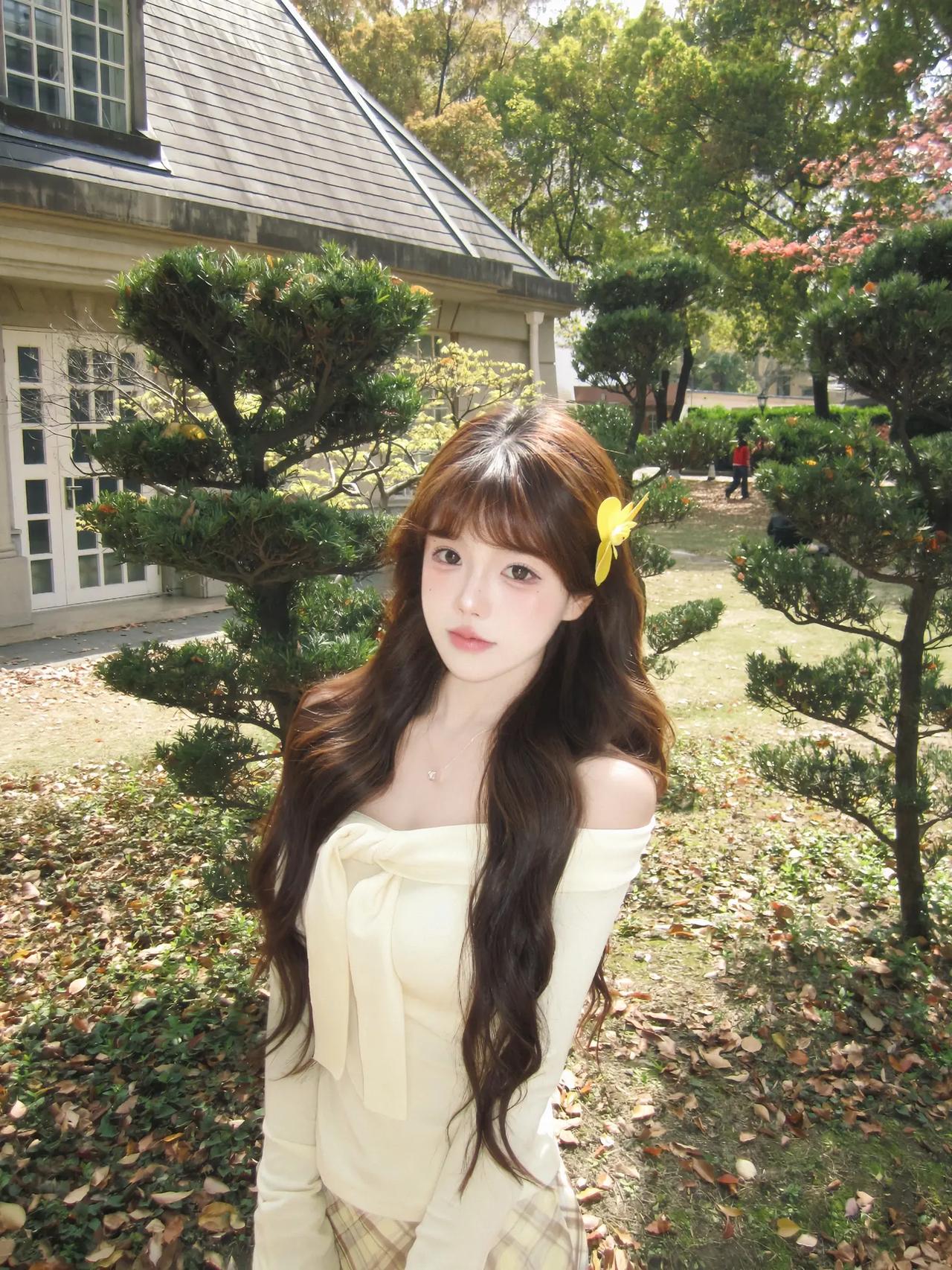 阳光正好，微风不燥。[微风] 在洒满落叶的小院里，做一个安静的“森系”女孩。奶黄