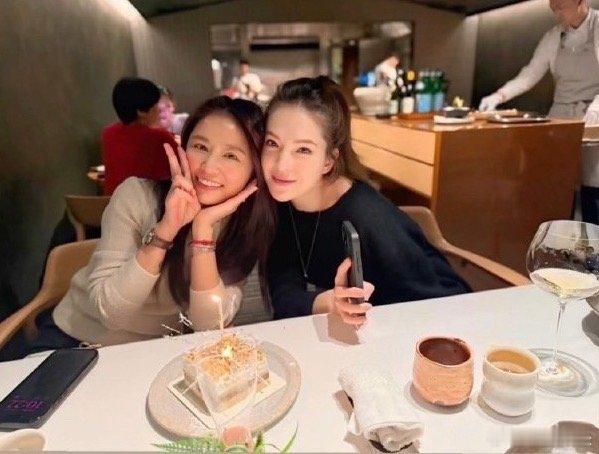 林心如许玮甯生日合照许玮甯祝林心如生日快乐林心如许玮甯生日合照，笑起来的弧度都一