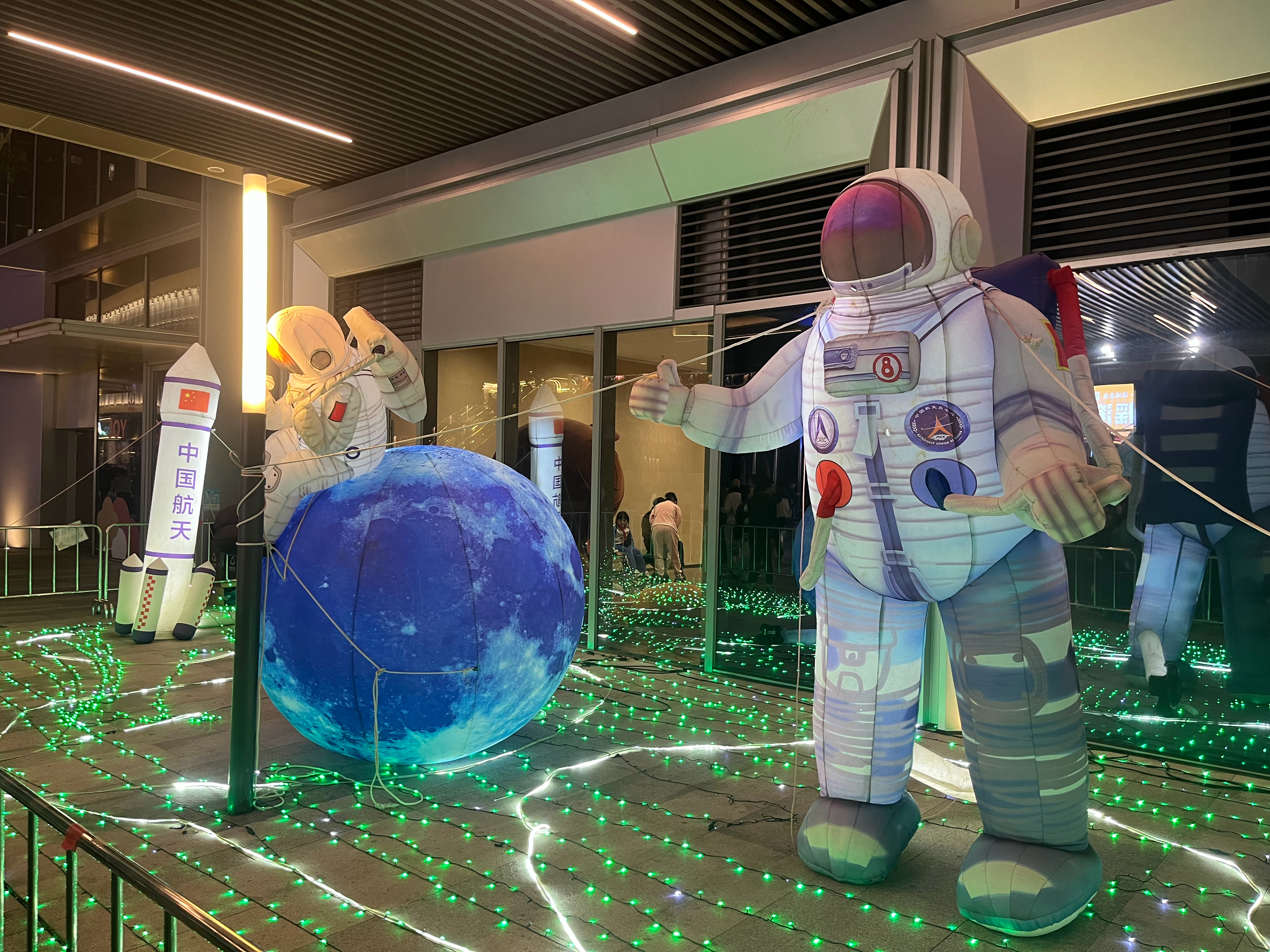 为什么地上一定要用绿色的灯？ 