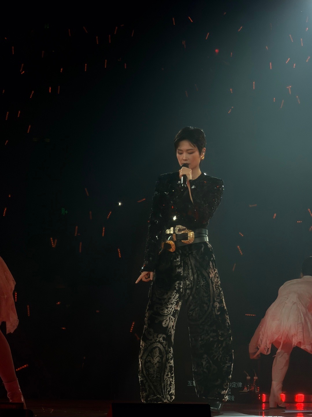 李宇春腰带是跟哪吒借的吧 谁看了不说句离谱又好看！三条腰带叠系快到脖子，活脱脱哪