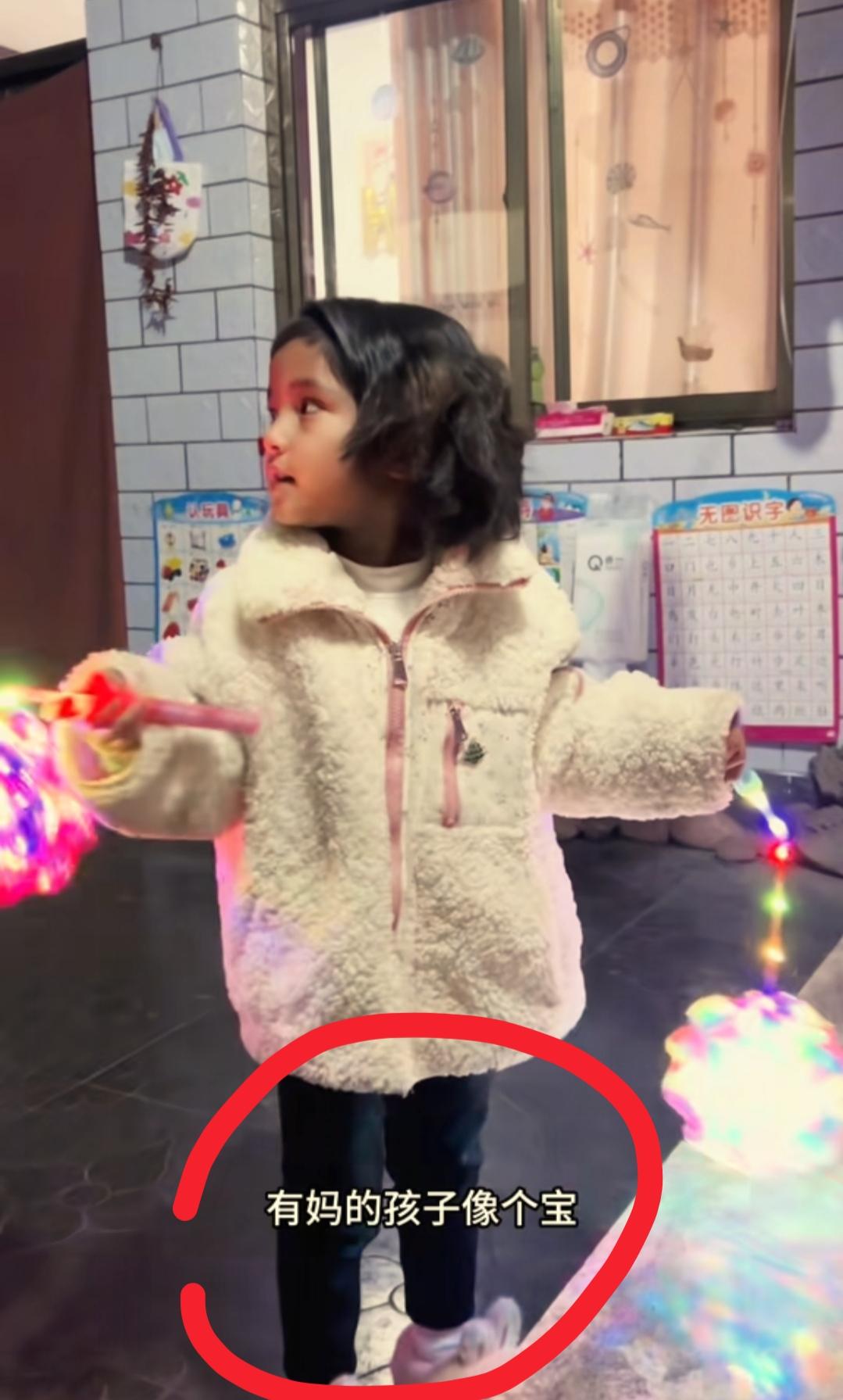 看到李超群抱着安娜，我忍了
看到安娜唱“世上只有妈妈好”这首歌，我也忍了
但是看