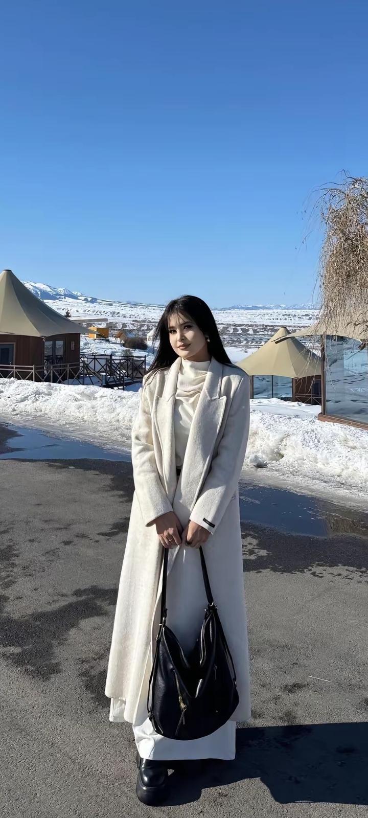 试对：

风来山不动
雪罢春绕郭

******

网图侵删