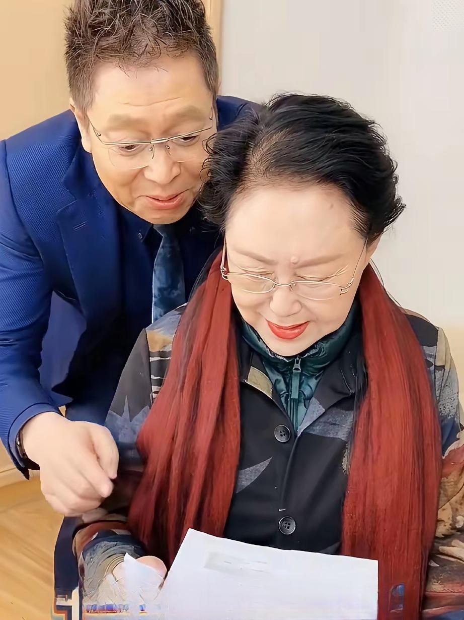 王为念与斯琴高娃的一个短视频：王为念对斯琴高娃说，高娃姐，未经你的同意我看了你的