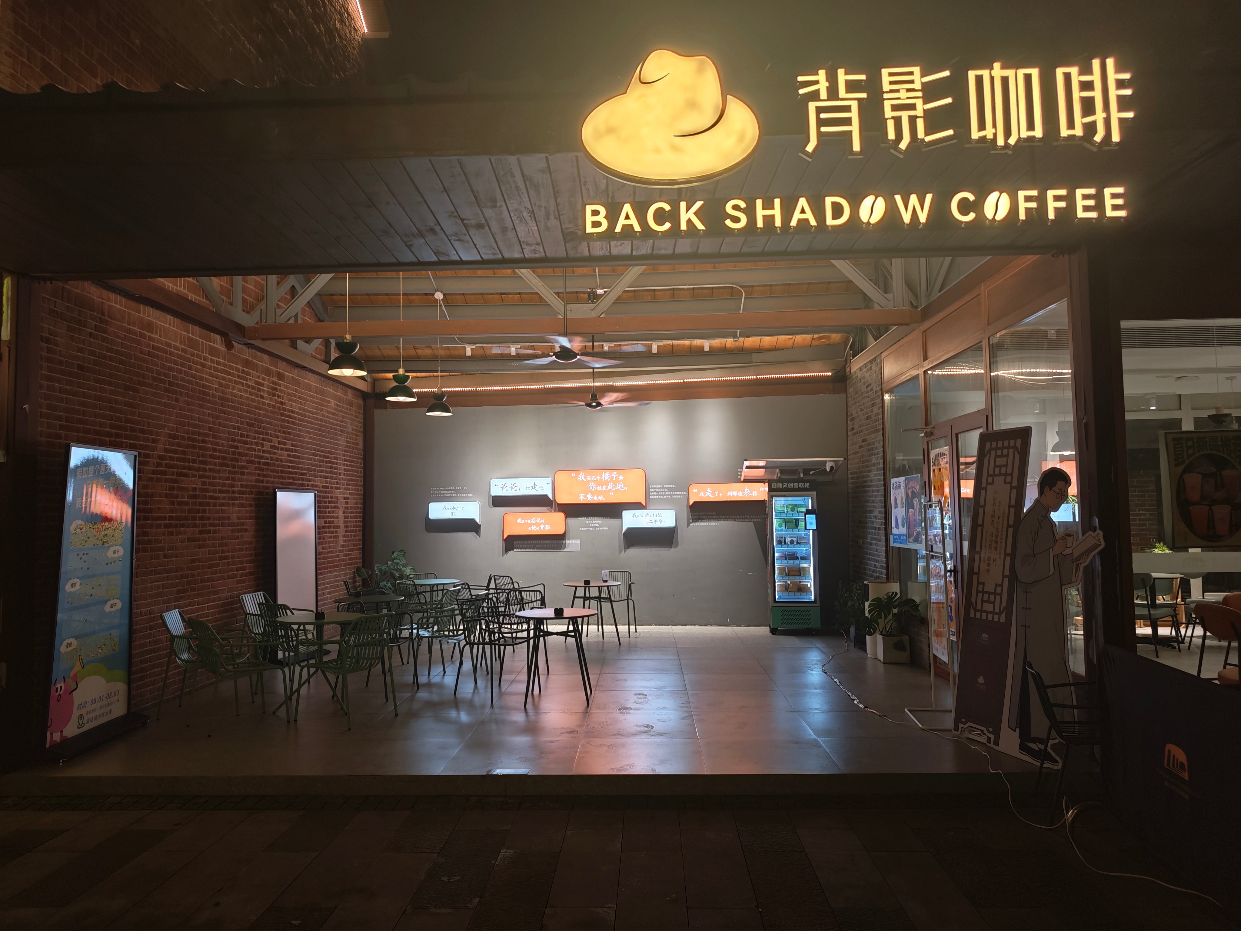 夜游位于南京江北新区的浦口站、码头，这里真堪称是半部近代史。金粉世家、情深深雨濛