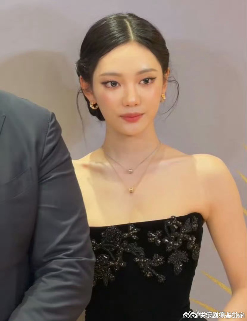 宁艺卓黑天鹅妆造宁艺卓完全温婉美人 宁艺卓的黑天鹅妆造太惊艳，适配度拉满，温婉大
