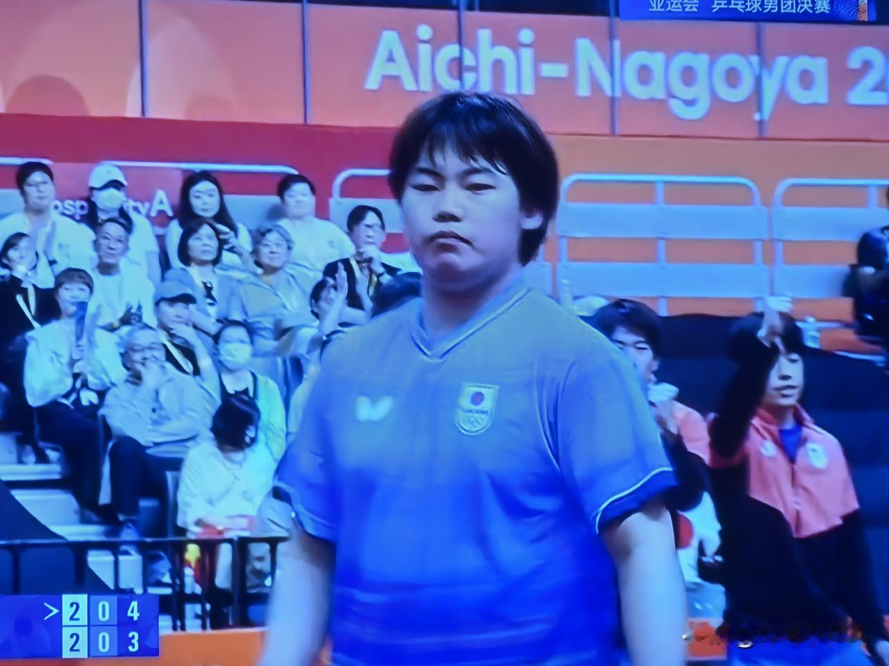 温瑞博丢掉第一局！
国乒与日乒打成 2:2 平后，温瑞博上场，对阵松岛辉空，开局