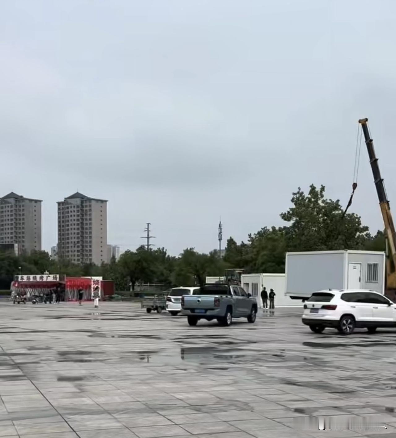 近日，滨州汽车站广场、明珠广场新增两处潮汐便民市场，以柔性治理破解城市管理难题，