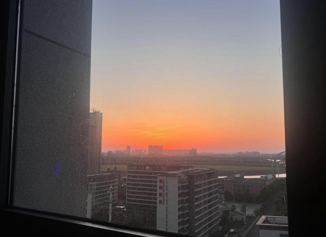 距离上次恋爱结束已经过了半年多了在这半年多中没有喜欢的人也没有只差一层窗户纸的暖