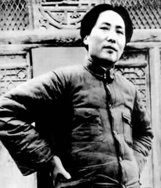 1941年的延安，毛主席去食堂时，一个人拎着削尖的木棍朝毛主席后脑勺刺去，千钧一