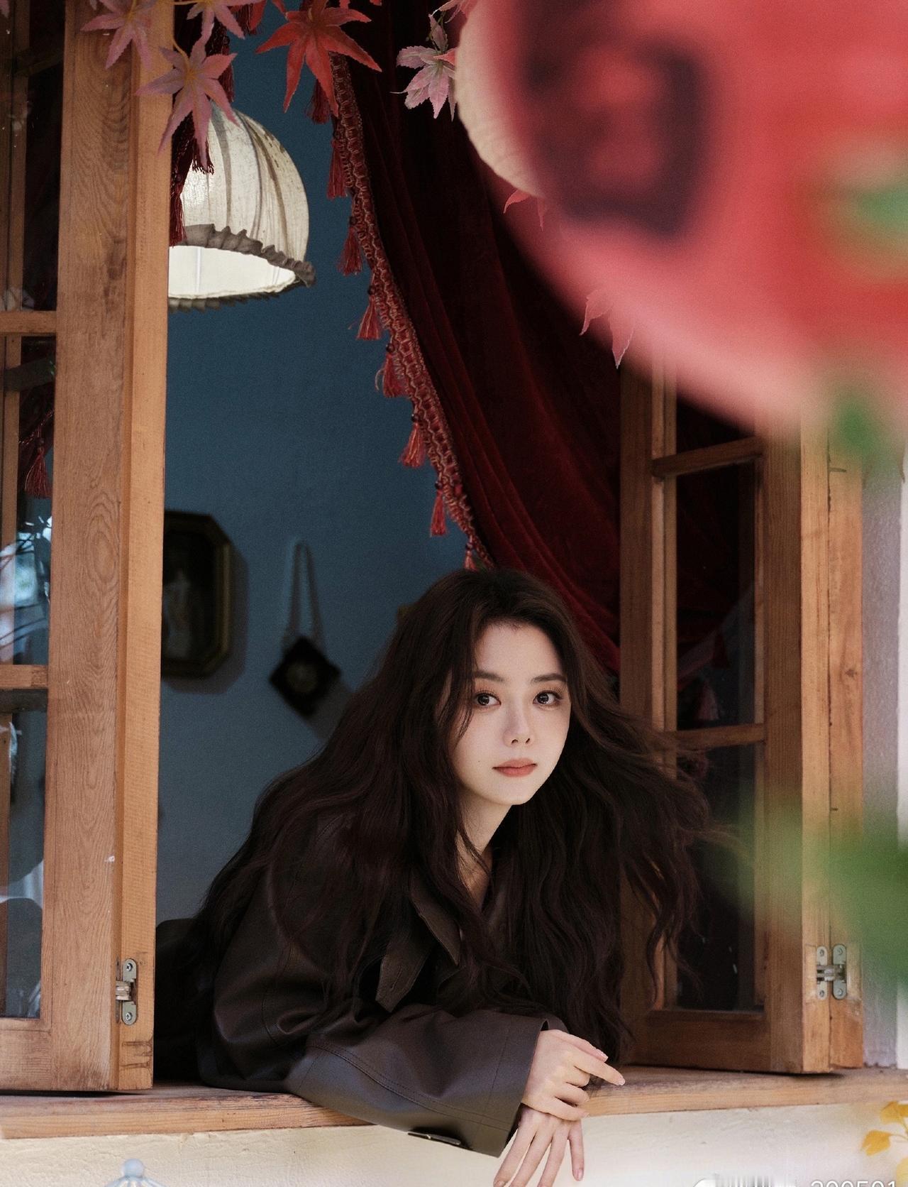 “一万次的心动寄存月亮处 黄昏偏爱四季众生与你” "𝓣𝓮𝓷 𝓽𝓱𝓸?