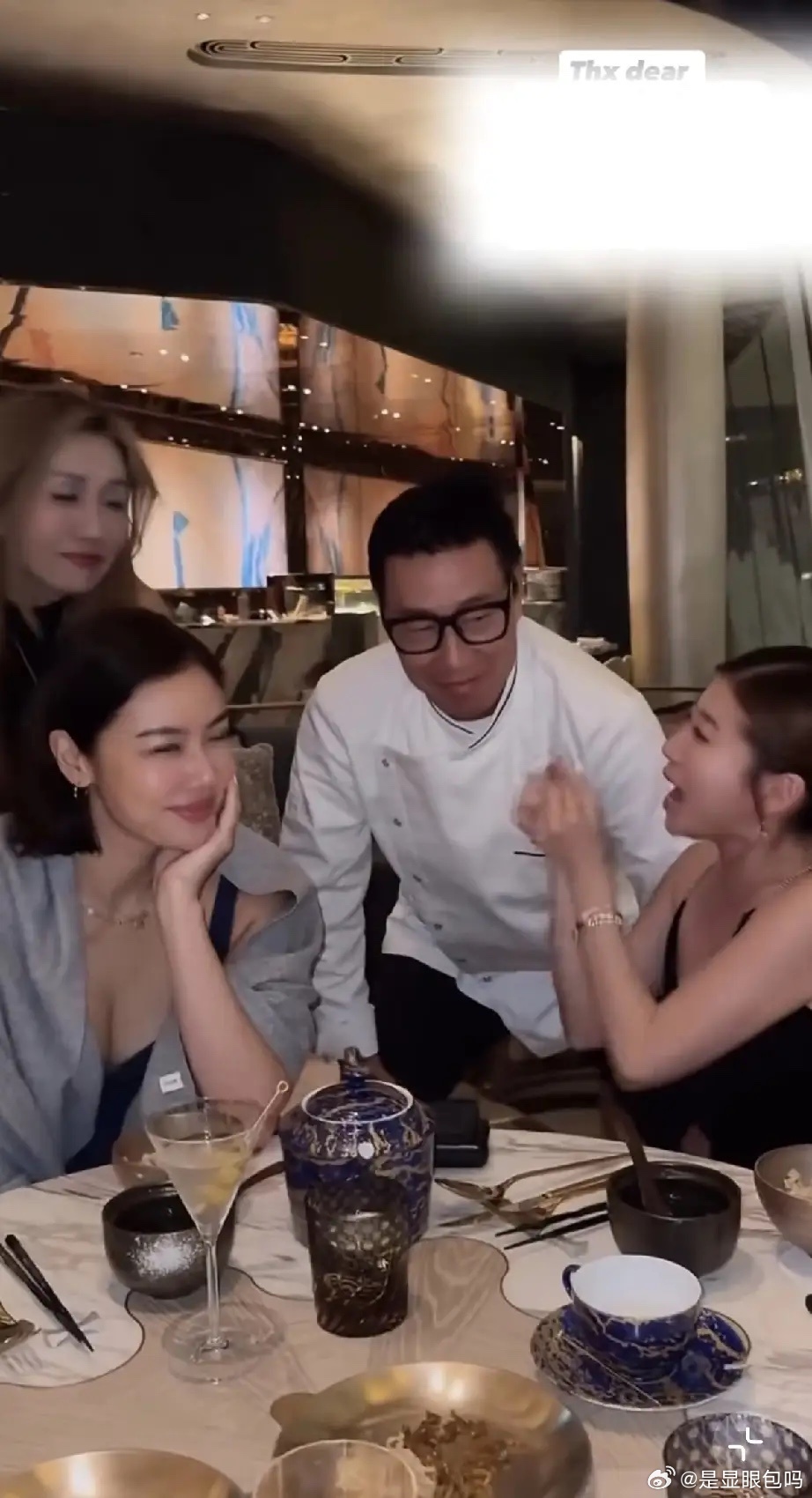 何超盈与乐基儿聚餐，乐基儿坐着吃饭时，何超盈居然在旁边只能看着！何超盈与乐基儿罕