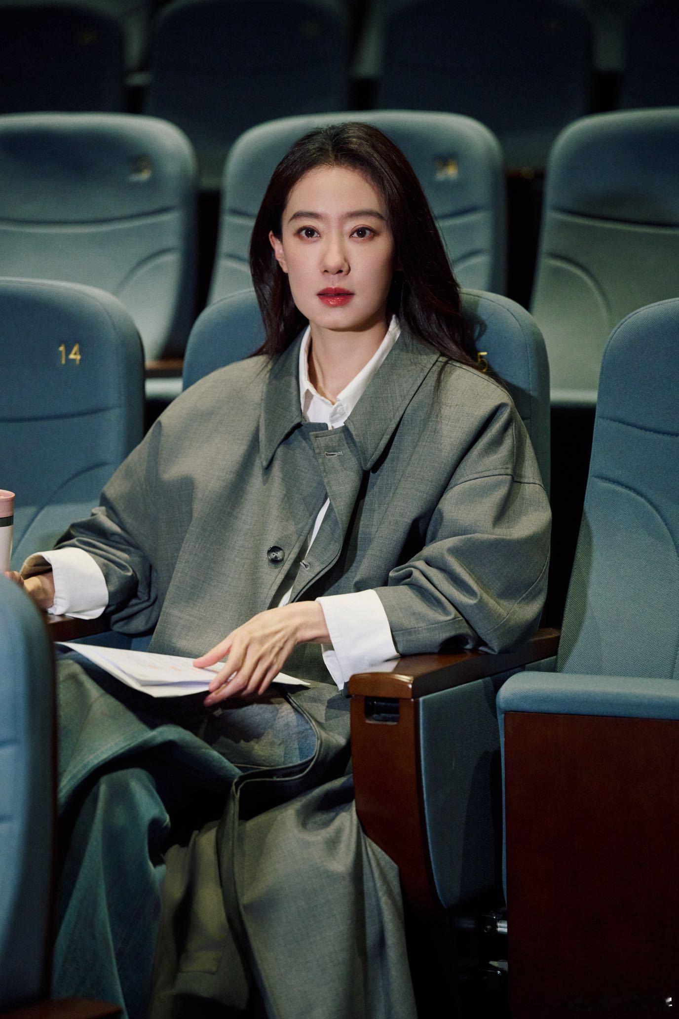 张小斐被虫子吓得弹起来了北影节天坛奖评委张小斐认真参会被虫子突袭，先看一眼再猛弹