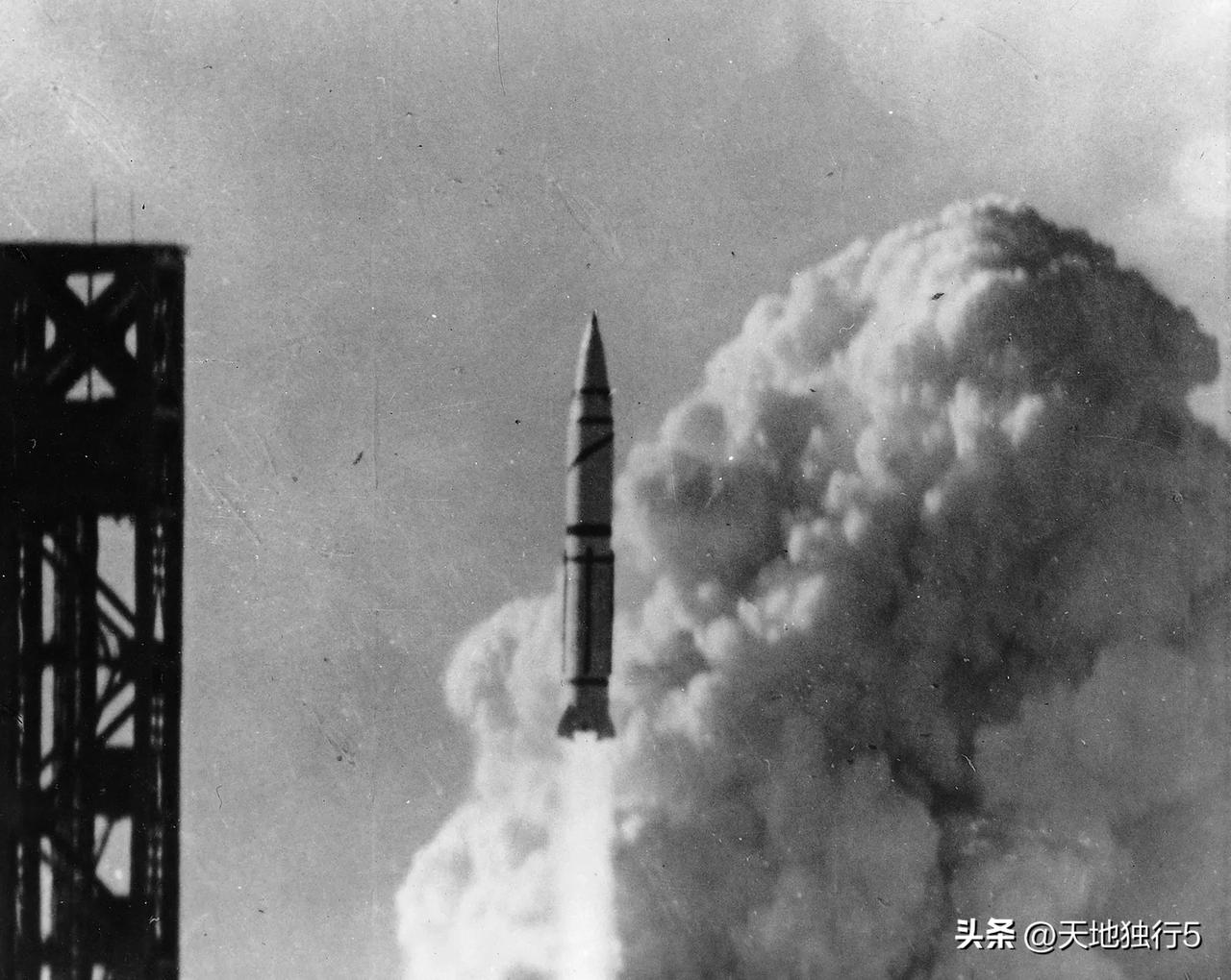 1967年5月26日，我国东风三号中程弹道导弹进行首次发射试验。