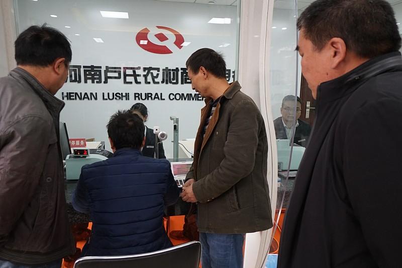农村商业银行大额存款，到底有没有保障？
 
很多老乡手里攒了一笔钱，想存农商行大