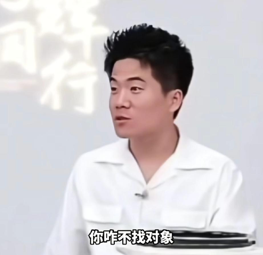 董宇辉是和他妈说了什么？把他妈气的拿着刀追他呢？
原来董宇辉他妈问他，“你咋还不