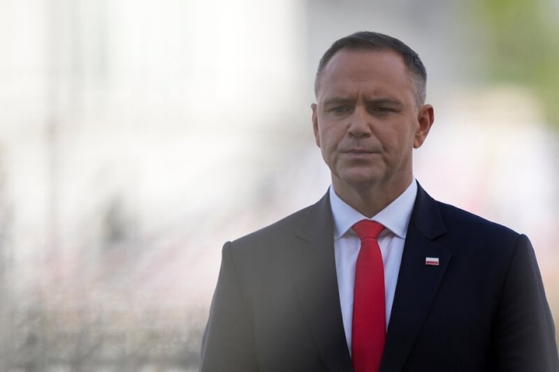 波兰总统纳夫罗茨基近日表示，波兰应走上获取核武器的道路，支持任何加强波兰安全的措