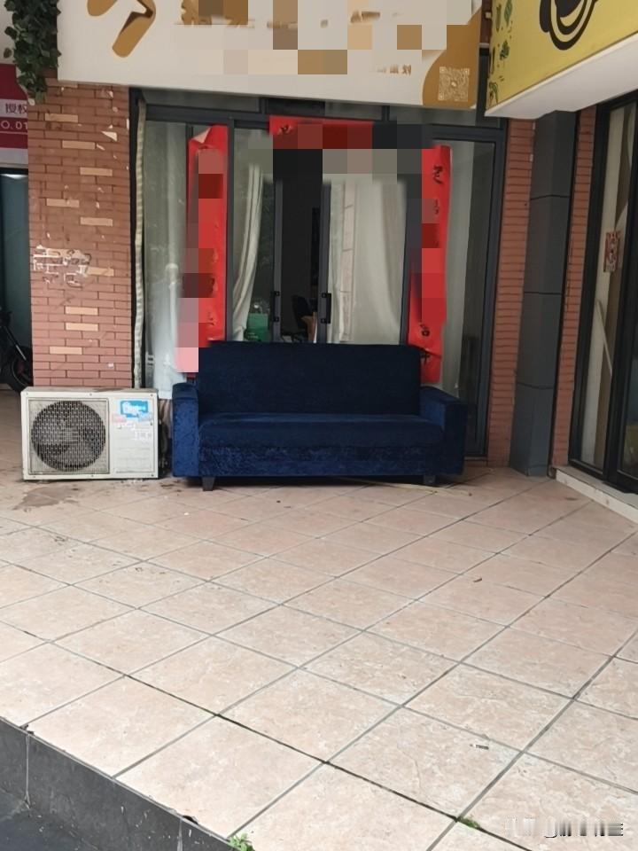 我们生活的城市到处都有宠物臭味，这个世界到底怎么啦？
不知你发现没有，你在街上走