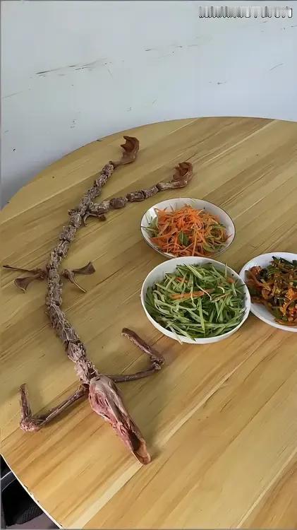 点了一只鸭子，吃完了好像骨头不对，拼在一起然后就变成另一种生物了！