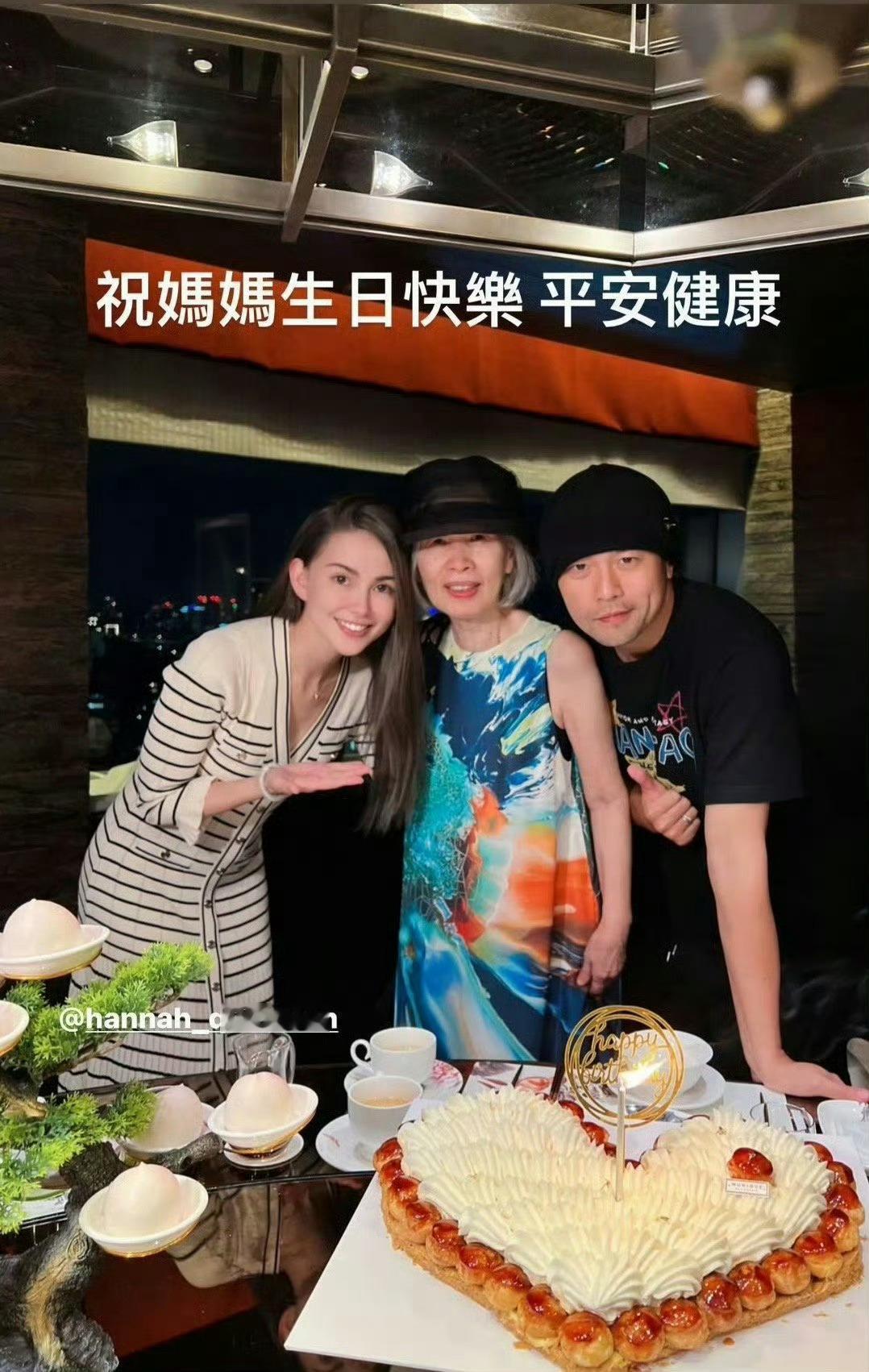 祝周妈妈生日快乐，身体健康 ​​​