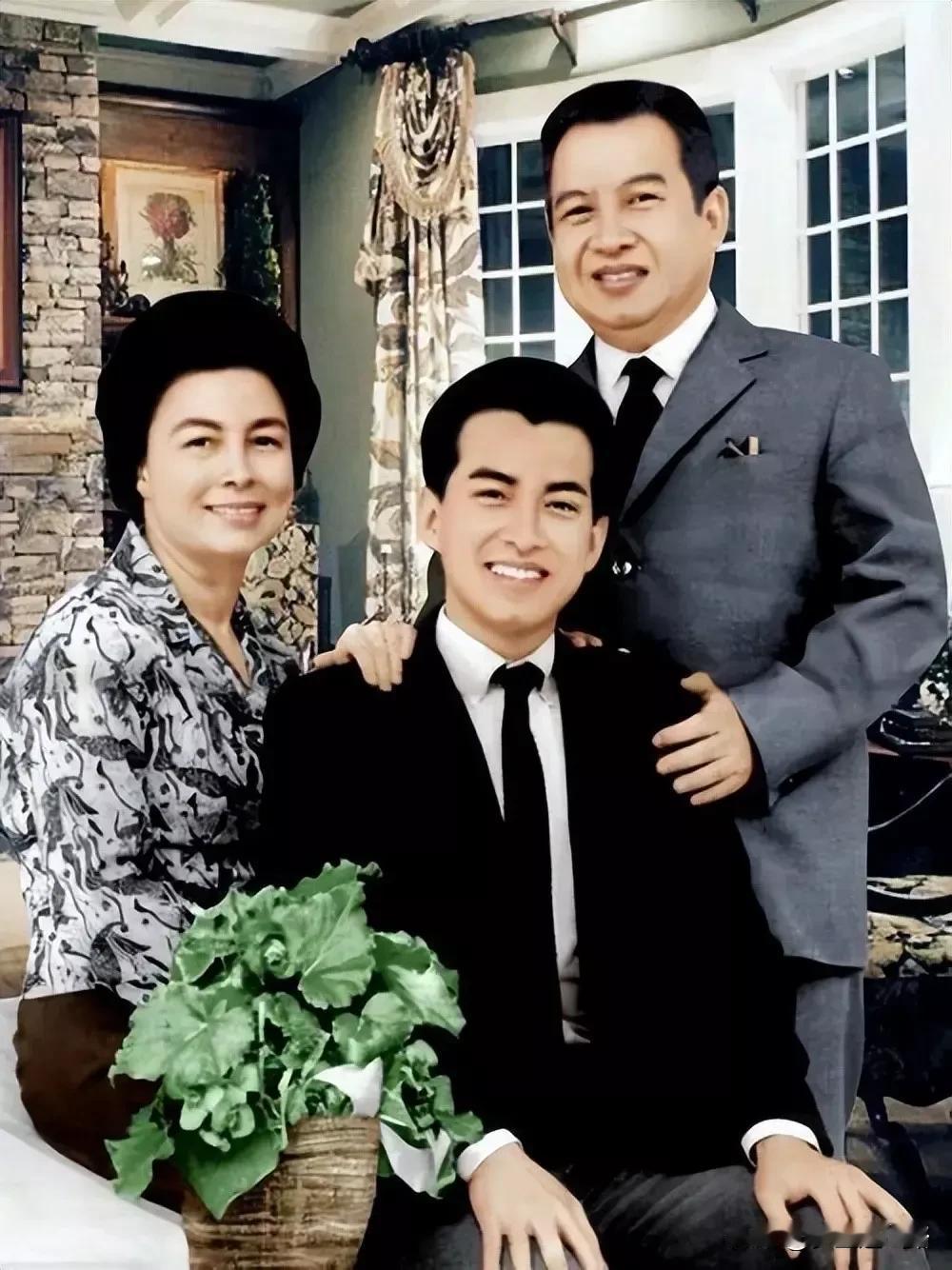 这是西哈莫尼国王20多岁时的相片，长得真是俊美啊，就如《红楼梦》里描写贾宝玉那样