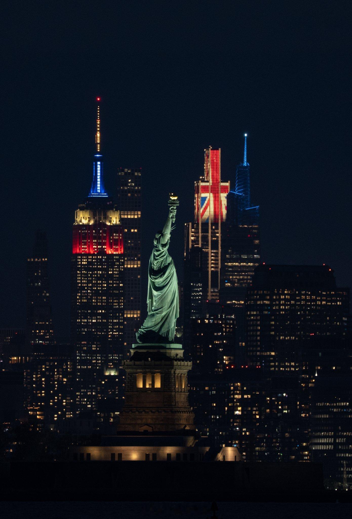 英国王室  2026年4月29日，美国帝国大厦和摩根大通大厦均已点亮英国国旗灯光