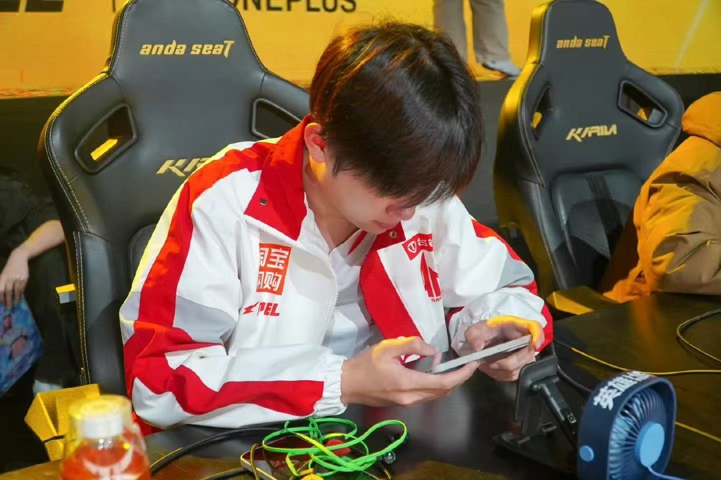 AG仙崽独狼MVP 独狼不孤，枪法有谱！AG仙崽用操作征服赛场，MVP稳稳拿下 