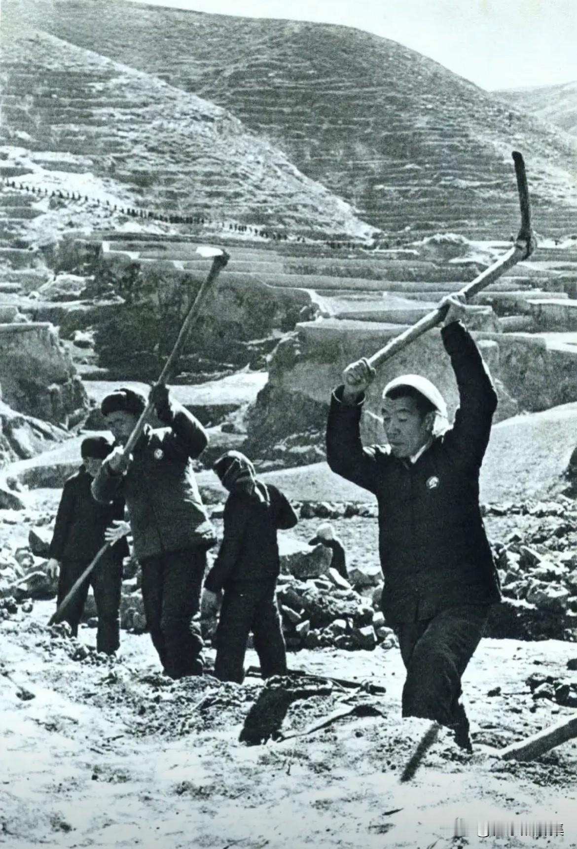 上世纪五十年代，陈永贵带领大寨人开山造田的场景。他常年头戴一顶白毛巾，无论寒冬酷