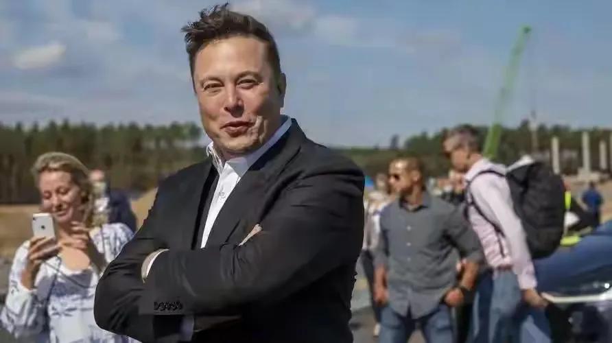 降低成本一般有两种方式，一种是降低工人薪资待遇，延长劳动时间，依靠工人的牺牲换取