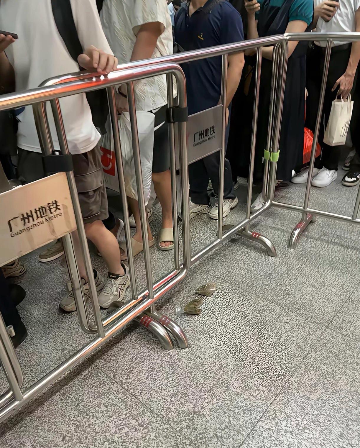 广州周日的地铁到底有多堵？看看排队的人，挤得东西掉在地上都没办法去捡，这对广州老
