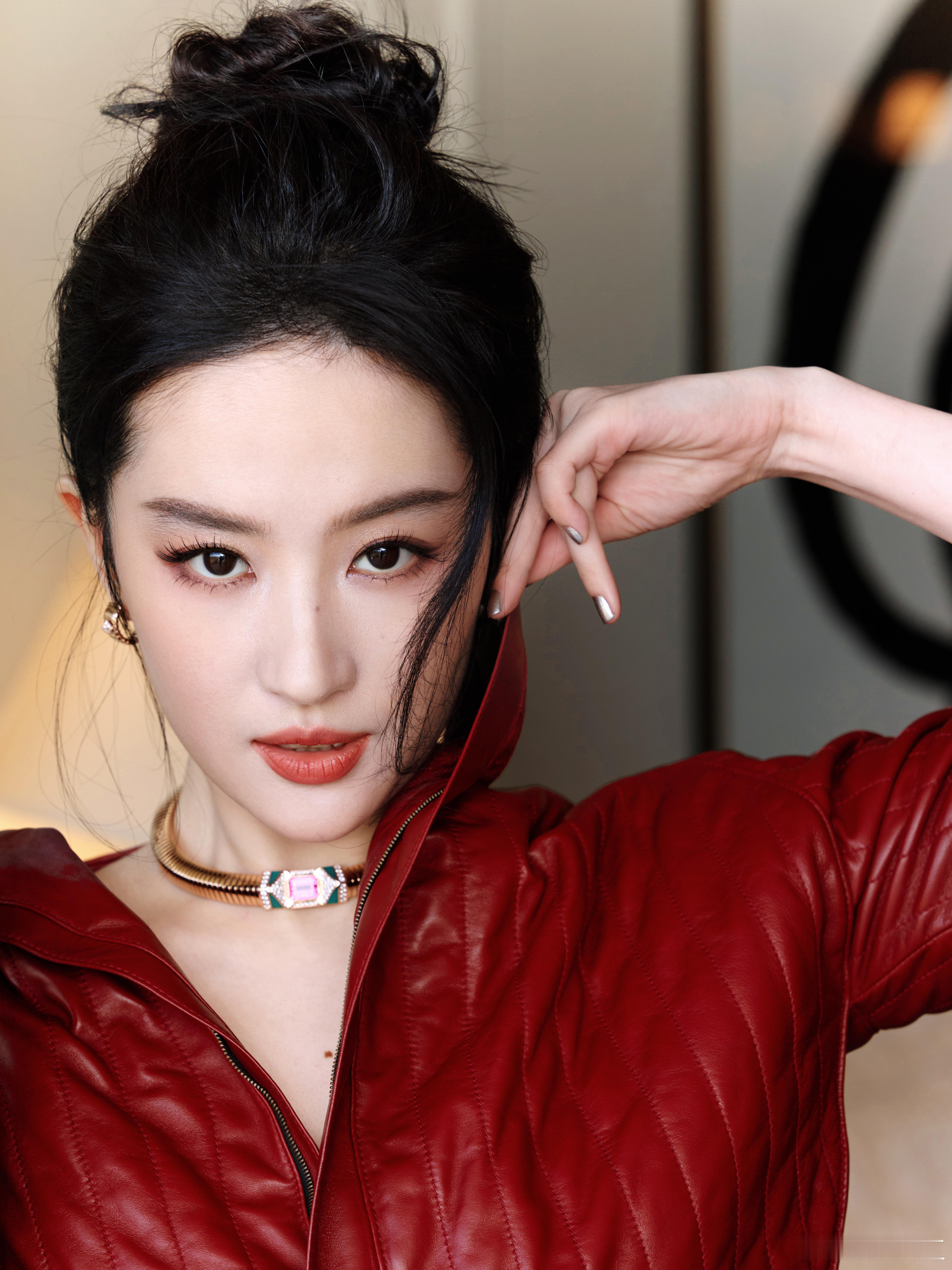 刘亦菲木兰红 刘亦菲穿了特别定制出席VogueWorld，好有排面的巨星[期待]