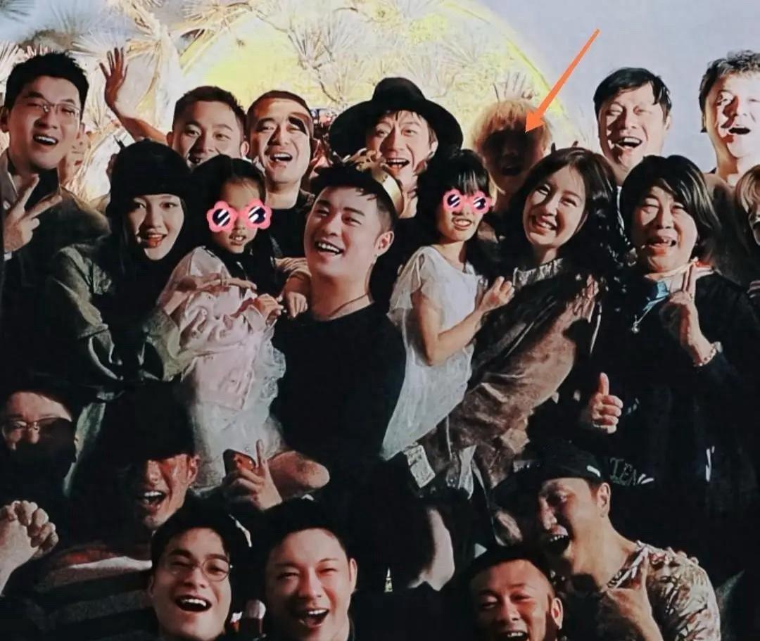 陈赫前两天过40岁生日，当时有一张现场大合影在网上引起热议，里面很多细节都被拿出