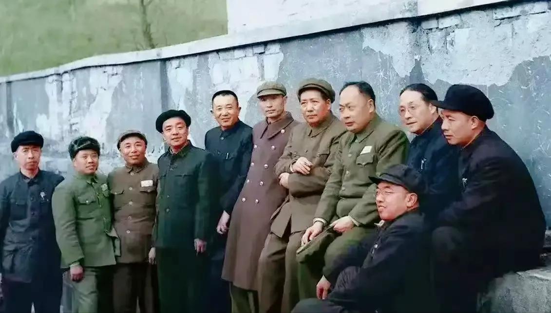 🙏请停留几秒，为伟人点个赞送朵花💐
《毛主席在南京视察》
1953 年的二月