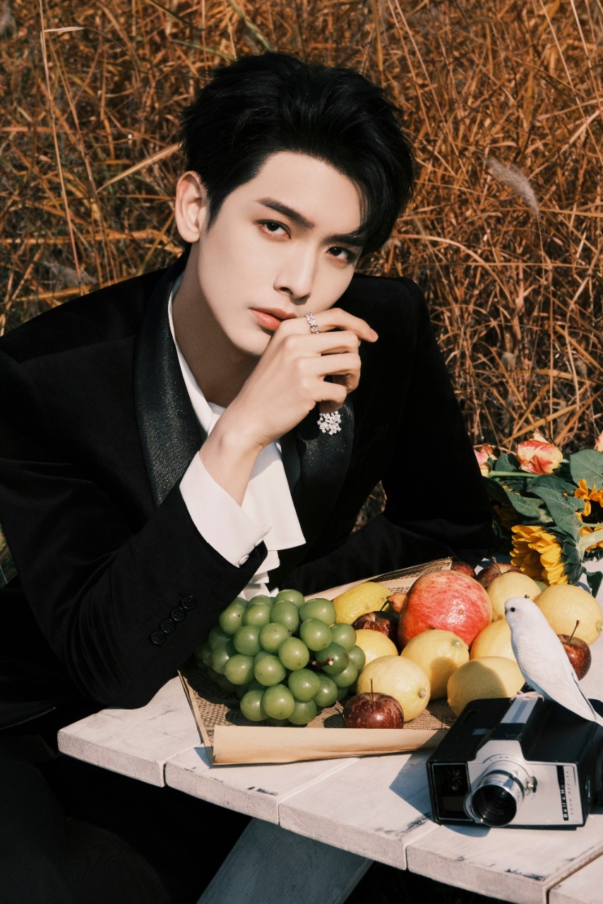 王以纶紧赶慢赶摸到了祝绪丹的裙子 怀疑在红毯上偷偷接了个“裙摆整理”的支线任务！